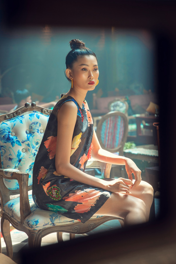 Các vệt màu đan xen vào nhau như bức tranh màu sắc rực rỡ kết hợp cùng họa tiết đặc biệt. Đó là trái tim đính nổi với ý nghĩa cho tình yêu viên mãn, mãi mãi bên nhau như tên của bộ sưu tập 'Forever Young'.