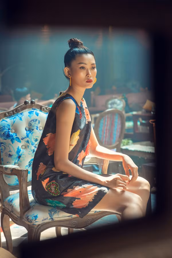 Các vệt màu đan xen vào nhau như bức tranh màu sắc rực rỡ kết hợp cùng họa tiết đặc biệt. Đó là trái tim đính nổi với ý nghĩa cho tình yêu viên mãn, mãi mãi bên nhau như tên của bộ sưu tập 'Forever Young'.