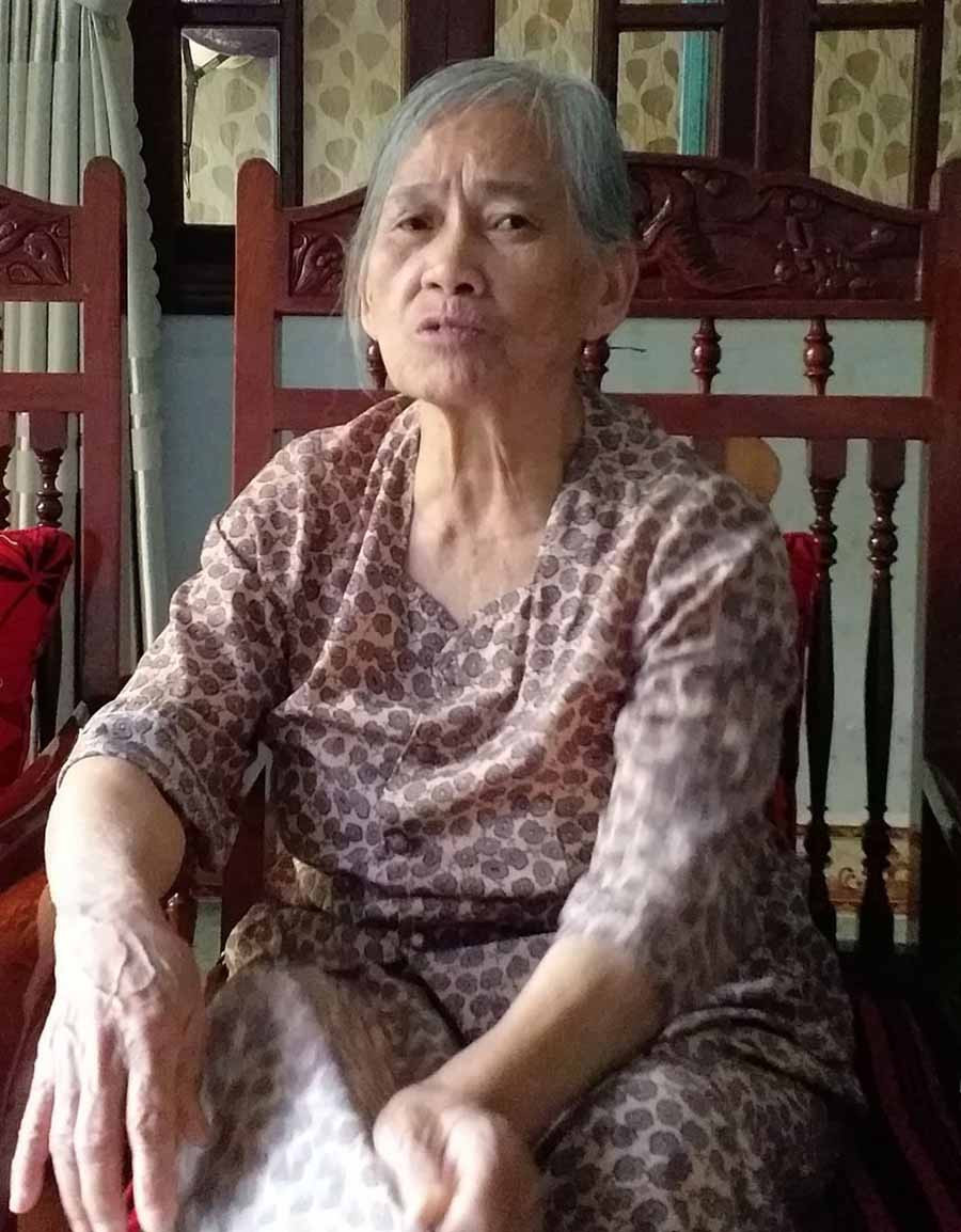 Bà Thu rưng rưng khi nhớ lại những năm tháng đã qua. Ảnh: P.D