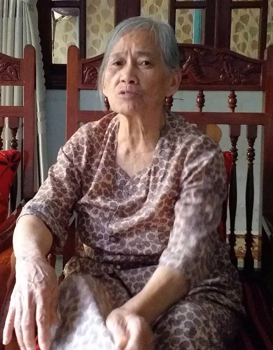 Bà Thu rưng rưng khi nhớ lại những năm tháng đã qua. Ảnh: P.D