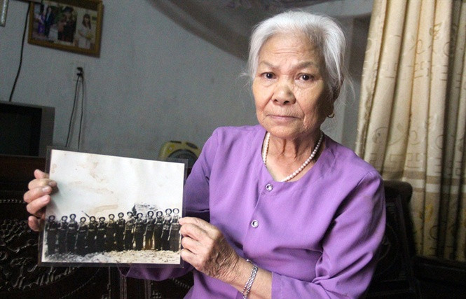 Bà Cần kể lại những chiến tích của Trung đội nữ dân quân Hoa Lộc