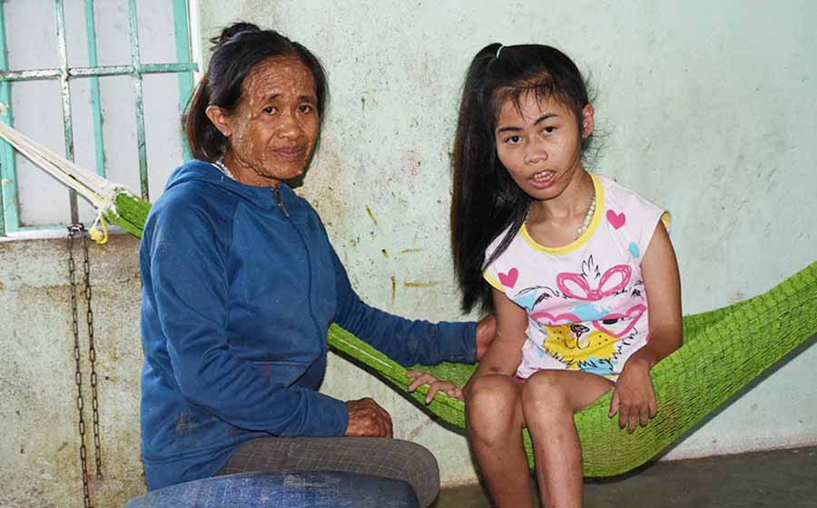  Hai mẹ con chị Vũ Thị Châm. Ảnh: H.P