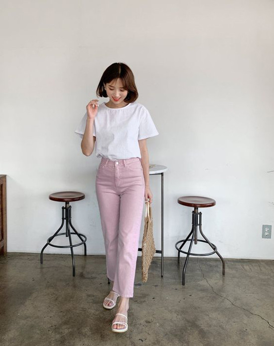 Đối với những cô nàng yêu sự lãng mạn thì tông hồng ngọt ngào luôn được họ chọn lựa để phối đồ. Đối với những cô nàng yêu sự lãng mạn thì tông hồng ngọt ngào luôn được họ chọn lựa để phối đồ.