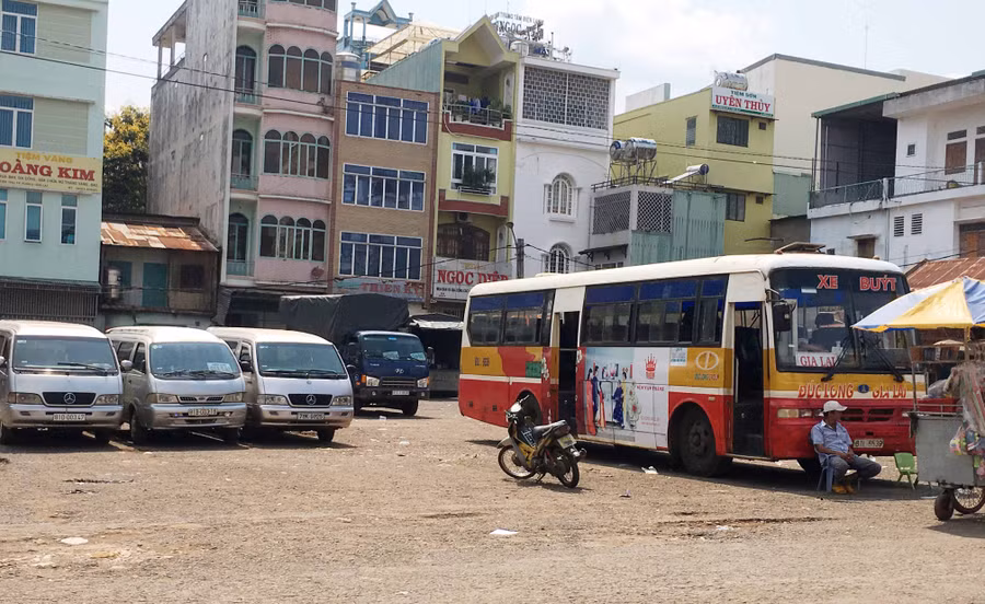 Xăng dầu tăng giá đẩy chi phí của các DN vận tải tăng ccao. Ảnh: Vũ Thảo