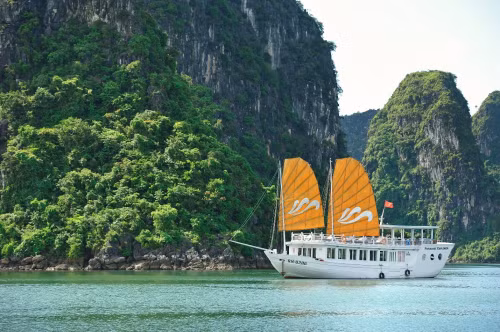 Vịnh Hạ Long là một trong những điểm đến không thể bỏ qua dịp lễ 30/4 và 1/5 năm nay.