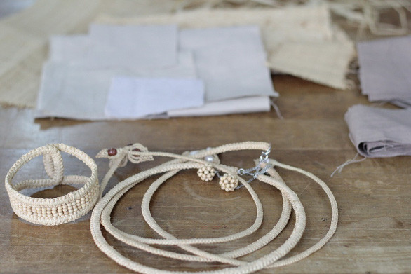 Với các chất liệu từ thiên nhiên, Hải Minh làm ra quần áo, mũ nón, túi xách, giày dép và cả trang sức - Ảnh: L.I. Với các chất liệu từ thiên nhiên, Hải Minh làm ra quần áo, mũ nón, túi xách, giày dép và cả trang sức - Ảnh: L.I.