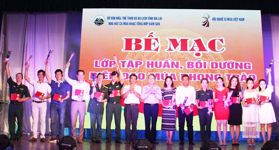  Hội Nghệ sĩ múa Việt Nam trao chứng chỉ hoàn thành chương trình tập huấn, bồi dưỡng biên đạo múa phong trào cho 26 học viên. Ảnh: Phan Lài