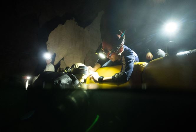 Nhóm chuyên gia lần đầu lặn thám hiểm sâu nhất ở sông ngầm hang Sơn Đoòng