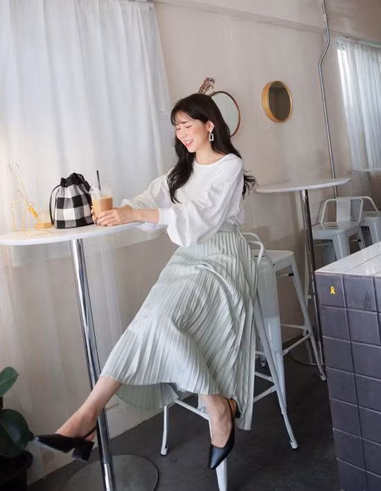 Xanh lá, xanh dương, xanh ngọc, xanh bạc hà đều được 'pha trộn' với tỉ lệ nhỏ để mang tới các kiểu váy màu nhã nhặn.