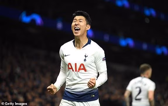 Son Heung-min tỏa sáng đúng lúc giúp Tottenham nắm lợi thế trước Man City.