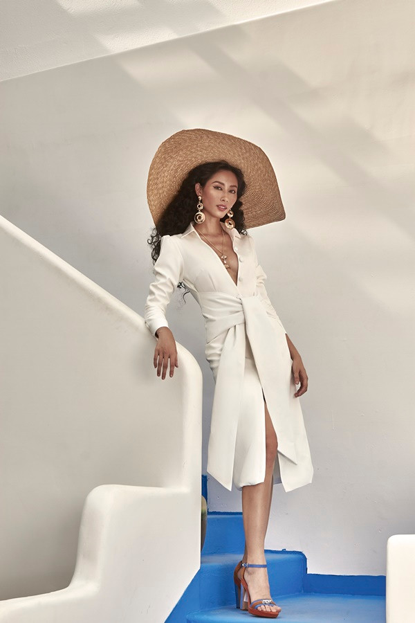  Thiết kế mang tông trắng tôn lên làn da nâu khỏe khoắn của người mẫu. Điểm nhấn của chiếc váy nằm ở phần cổ xẻ sâu táo bạo, thu hút ánh nhìn.