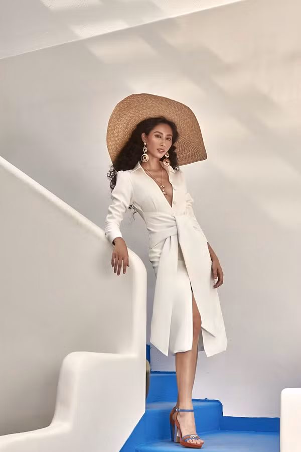  Thiết kế mang tông trắng tôn lên làn da nâu khỏe khoắn của người mẫu. Điểm nhấn của chiếc váy nằm ở phần cổ xẻ sâu táo bạo, thu hút ánh nhìn.