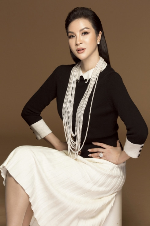 Vòng cổ thiết kế cầu kỳ tạo điểm nhấn cho set trang phục. Vòng cổ thiết kế cầu kỳ tạo điểm nhấn cho set trang phục.