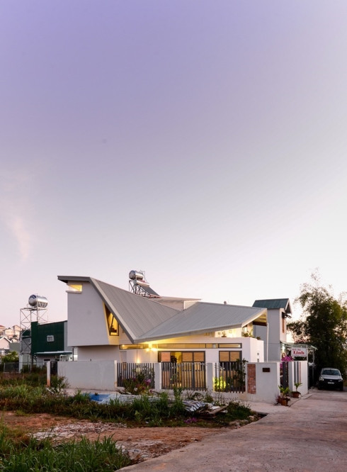  Điểm nổi bật trong kiến trúc của ngôi nhà yên bình là tổ chức không gian kết nối mộc mạc; giữ ấm cho người sử dụng khỏi thời tiết lạnh và tránh ánh nắng mặt trời hiệu quả.