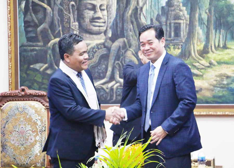 Phó Bí thư Thường trực Tỉnh ủy Hồ Văn Niên (bìa trái) chúc Tết lãnh đạo tỉnh Preah Vihear. Ảnh: Q.T