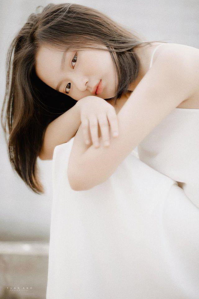 Sở hữu gương mặt ngây thơ và cao 1,58 m nhưng Kim Chi lại có thân hình nóng bỏng với số đo ba vòng 83-59-85. Cô gái trẻ từng trả lời phỏng vấn rằng bản thân theo đuổi phong cách sexy, luôn thích chơi ngông và nổi loạn. 