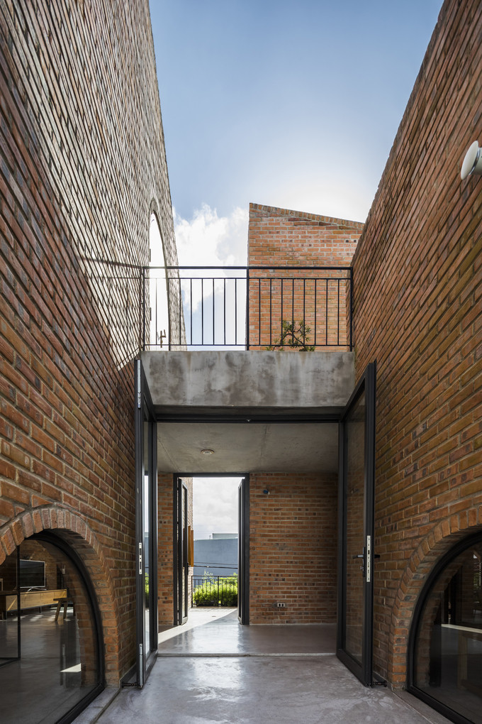 Ba khối hộp bên trên là ba không gian chức năng của một căn nhà được tách rời. Ba khối hộp bên trên là ba không gian chức năng của một căn nhà được tách rời.