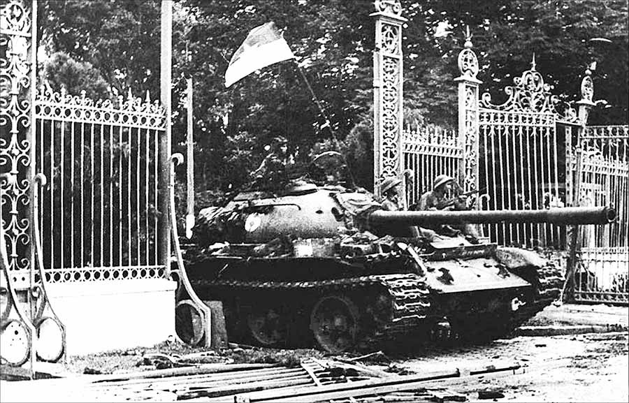  Xe tăng Quân Giải phóng húc đổ cổng Dinh Độc Lập ngày 30-4-1975. Ảnh: TƯ LIỆU