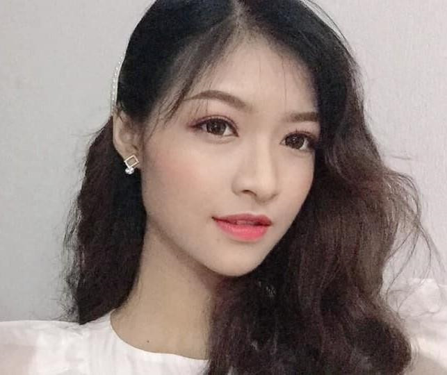 Cô gái sinh năm 2000 cho biết rất vui và vinh dự khi trở thành nữ sinh đại diện cho nhan sắc sinh viên ĐH Đà nẵng. 10X đặt ra cho mình những mục tiêu sau khi đăng quang sẽ tích cực tham gia các hoạt động tình nguyện và công tác xã hội đúng như câu trả lời trong phần thi ứng xử. Cô gái sinh năm 2000 cho biết rất vui và vinh dự khi trở thành nữ sinh đại diện cho nhan sắc sinh viên ĐH Đà nẵng. 10X đặt ra cho mình những mục tiêu sau khi đăng quang sẽ tích cực tham gia các hoạt động tình nguyện và công tác xã hội đúng như câu trả lời trong phần thi ứng xử.