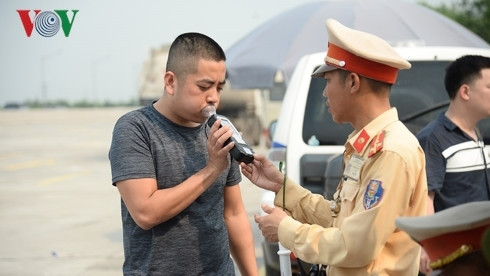 Lực lượng chức năng sẽ tăng cường kiểm tra và xử lý nghiêm người tham gia giao thông vi phạm nồng độ cồn. Lực lượng chức năng sẽ tăng cường kiểm tra và xử lý nghiêm người tham gia giao thông vi phạm nồng độ cồn.