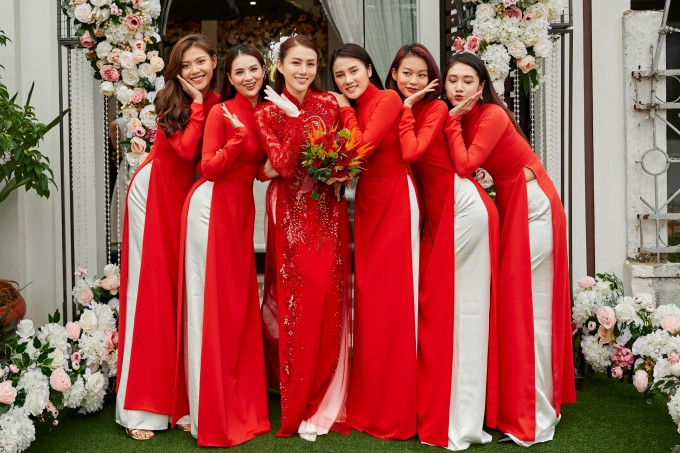  Dàn phụ dâu xinh đẹp chụp ảnh kỷ niệm cùng Lê Hà.