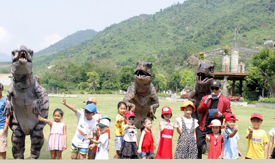 Các em nhỏ thích thú khám phá Công viên Khủng Long tại CVSKN Núi Thần Tài. Ảnh:P.V Các em nhỏ thích thú khám phá Công viên Khủng Long tại CVSKN Núi Thần Tài. Ảnh:P.V