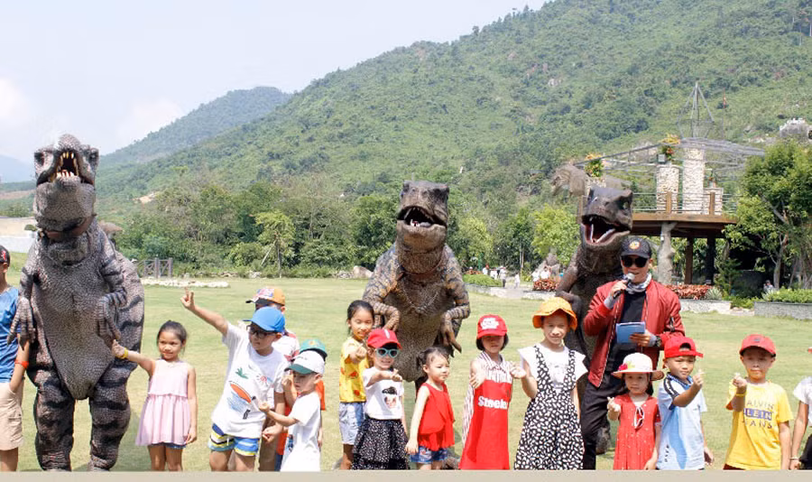 Các em nhỏ thích thú khám phá Công viên Khủng Long tại CVSKN Núi Thần Tài. Ảnh:P.V