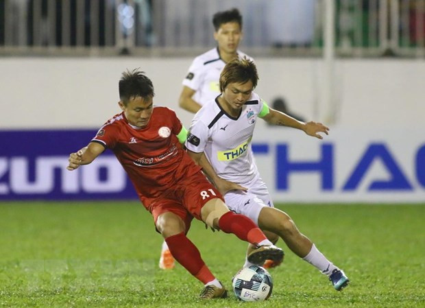 Ở vòng 4, TP.HCM (áo đỏ) sẽ đối đầu Sài Gòn FC, trong khi HAGL (áo trắng) gặp Hải Phòng. (Ảnh: Dư Toán/TTXVN)
