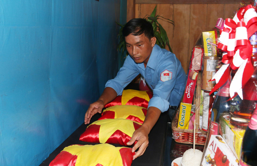 Đội K52 tại tỉnh Preah Vihear quy tập được 6 liệt sĩ. Ảnh: Quang Tấn