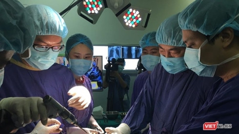 Phẫu thuật thành công thay khớp gối loại mới nhất và kỹ thuật hiện đại nhất. Phẫu thuật thành công thay khớp gối loại mới nhất và kỹ thuật hiện đại nhất.