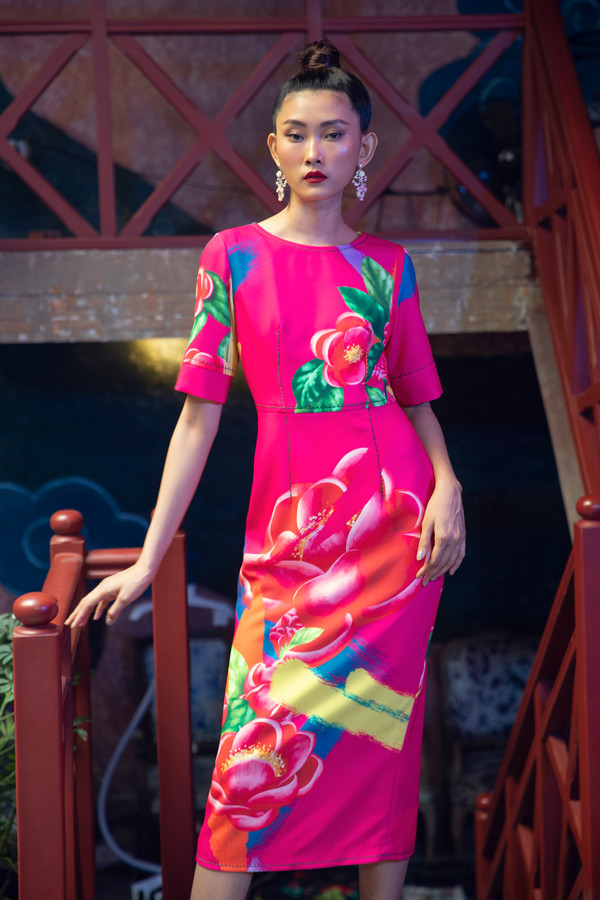 Hai nhà thiết kế sử dụng họa tiết hoa hải đường với kích cỡ lớn trên các các tông màu hồng cánh sen, cam san hô, xanh, đen kết hợp với xu hướng tie-dye - một trong những xu hướng nổi bật của mùa xuân hè 2019 cực kỳ ấn tượng.