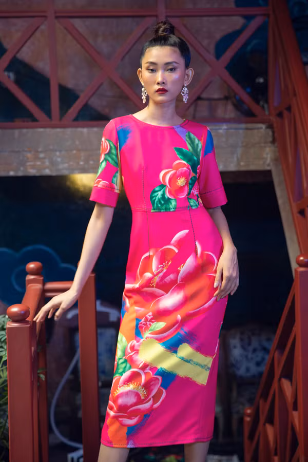 Hai nhà thiết kế sử dụng họa tiết hoa hải đường với kích cỡ lớn trên các các tông màu hồng cánh sen, cam san hô, xanh, đen kết hợp với xu hướng tie-dye - một trong những xu hướng nổi bật của mùa xuân hè 2019 cực kỳ ấn tượng.