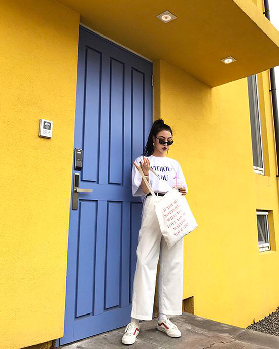 Quần jeans cũng được thể hiện trên nhiều tông màu để giúp phái đẹp thể hiện sự sáng tạo trong việc phối đồ.