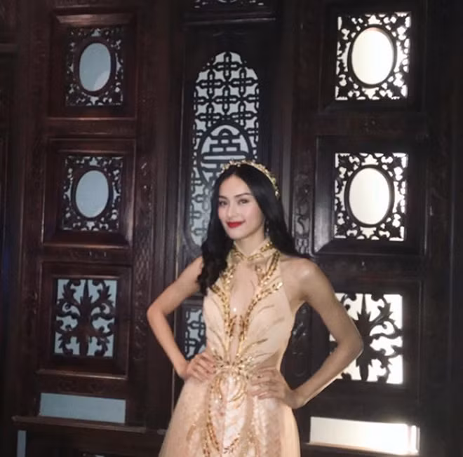 Với Hạ Vi, sau chuyện tình cùng thiếu gia Phố Núi, cô được cư dân mạng chú ý nhiều hơn. Tuy nhiên, cô không muốn nhắc đến chuyện đã qua. Với Hạ Vi, sau chuyện tình cùng thiếu gia Phố Núi, cô được cư dân mạng chú ý nhiều hơn. Tuy nhiên, cô không muốn nhắc đến chuyện đã qua.