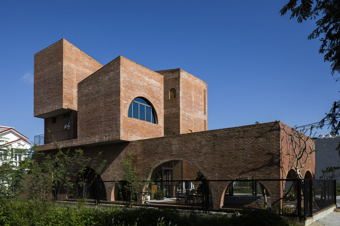 Lấy cảm hứng từ chiếc đồng hồ treo tường, các kiến trúc sư Nguyễn Hải Long, Trần Thị Ngụ Ngôn, Nguyễn Anh Đức, Teresa Trần (Tropical Space) thiết kế một ngôi nhà giống như ba khối hộp, đặt trên một khối đế hình chữ nhật. Lấy cảm hứng từ chiếc đồng hồ treo tường, các kiến trúc sư Nguyễn Hải Long, Trần Thị Ngụ Ngôn, Nguyễn Anh Đức, Teresa Trần (Tropical Space) thiết kế một ngôi nhà giống như ba khối hộp, đặt trên một khối đế hình chữ nhật.