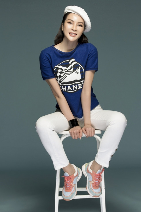 Người đẹp phối áo phông xanh có họa tiết với quần denim trắng. Người đẹp phối áo phông xanh có họa tiết với quần denim trắng.