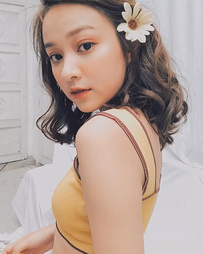  Vương Tú không ngại đăng ảnh với mặt mộc, khoe nét đẹp ngây thơ trên trang cá nhân. Những bức ảnh chụp cận cảnh của cô luôn nhận được nhiều lượt thích từ dân mạng.