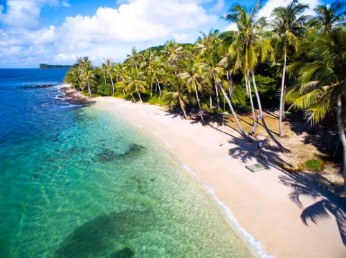 Phú Quốc mời gọi du khách với biển xanh, cát trắng, nắng vàng.