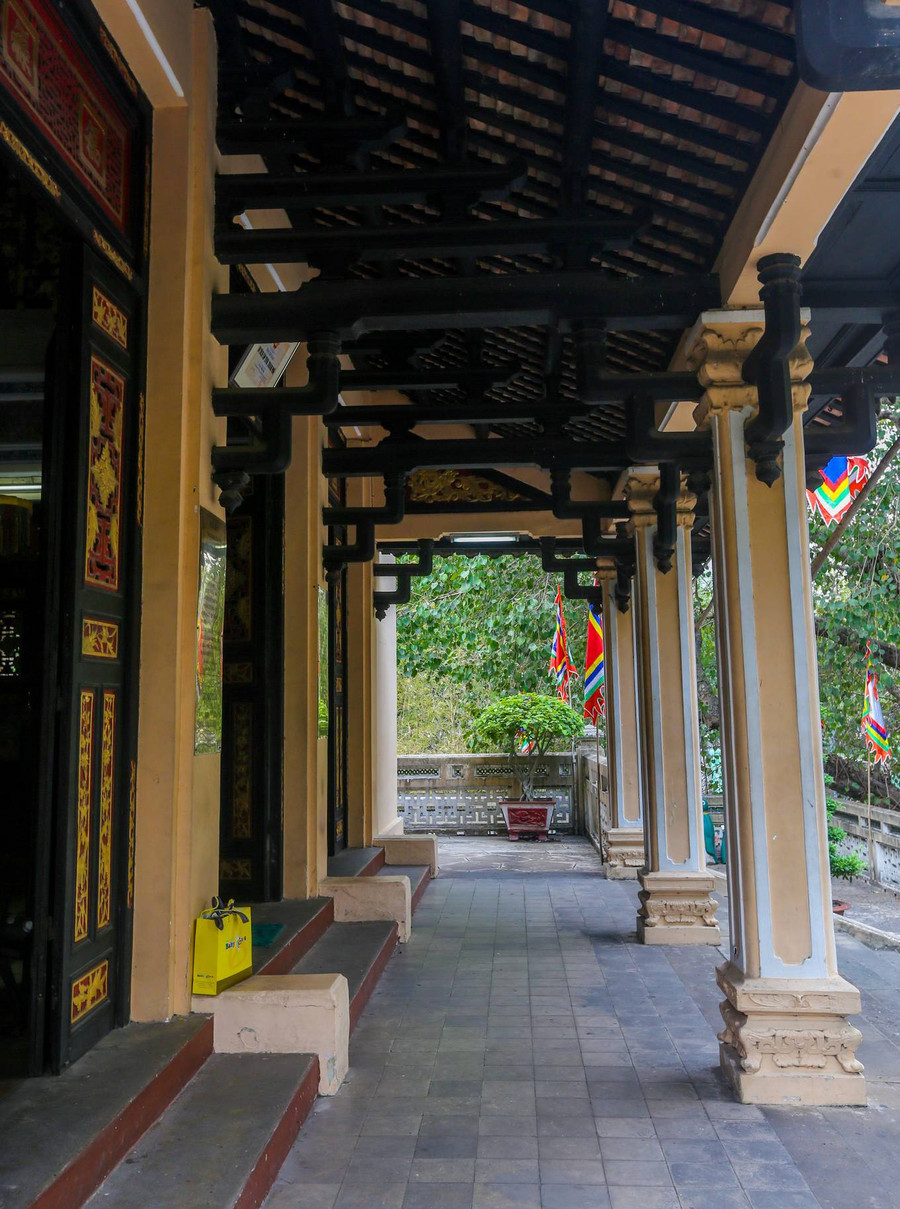 Hàng lang của đền rộng rãi, có hệ thống mái, kèo cột, cánh cửa mang phong cách xưa. Hàng lang của đền rộng rãi, có hệ thống mái, kèo cột, cánh cửa mang phong cách xưa.