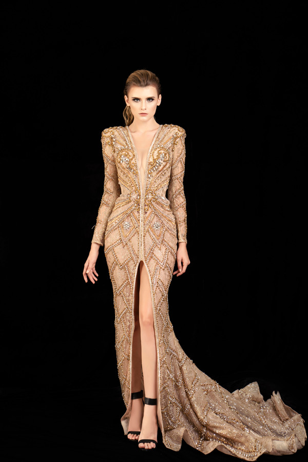 Không chỉ tận dụng vải xuyên thấu để mang tới các mẫu váy dạ hội, nhà mốt còn giới thiệu các kiểu váy xẻ cao táo bạo.