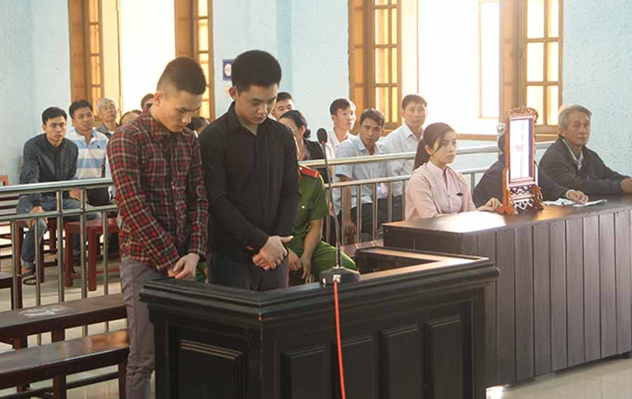 Hai anh em Hoàng và Hậu tại phiên tòa xét xử. Ảnh: V.N