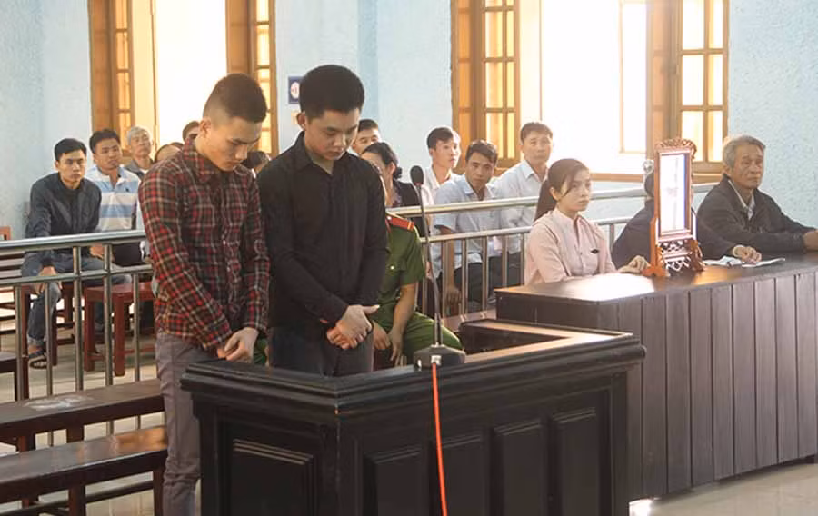 Hai anh em Hoàng và Hậu tại phiên tòa xét xử. Ảnh: V.N