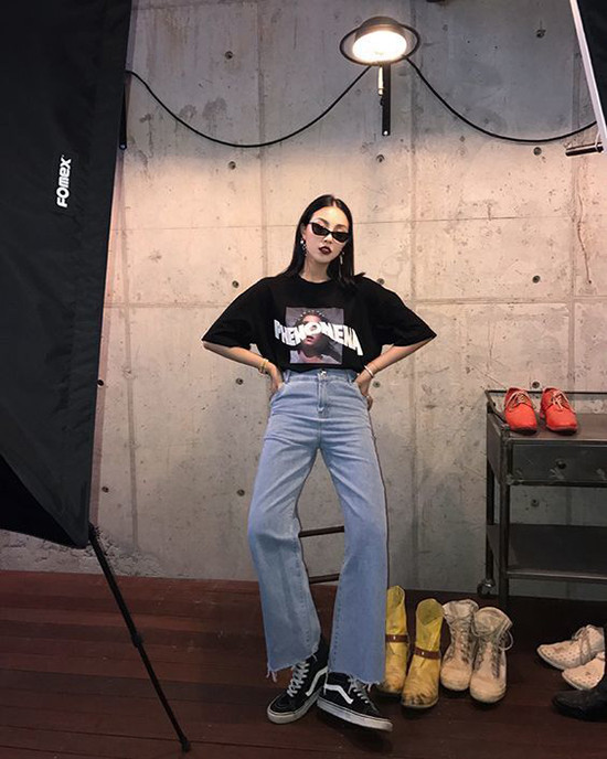 Jeans với thun luôn là cặp bài trùng, chúng hỗ trợ nhau để giúp các nàng có được những set đồ trẻ trung và cá tính.