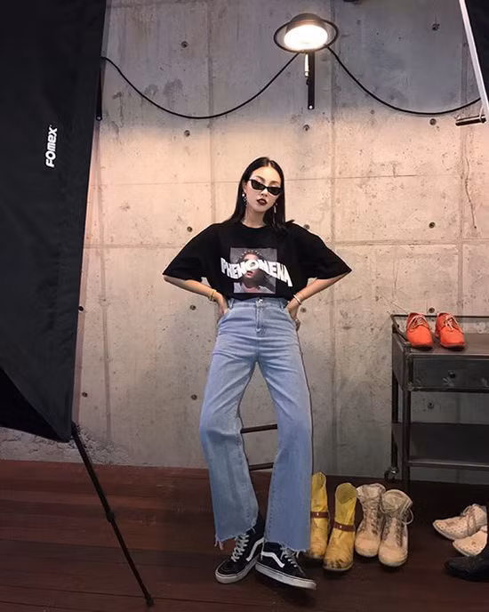 Jeans với thun luôn là cặp bài trùng, chúng hỗ trợ nhau để giúp các nàng có được những set đồ trẻ trung và cá tính.