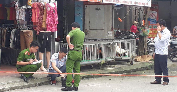 Cơ quan chức năng khám nghiệm hiện trường vụ việc. (Nguồn: FB Pha Lê)