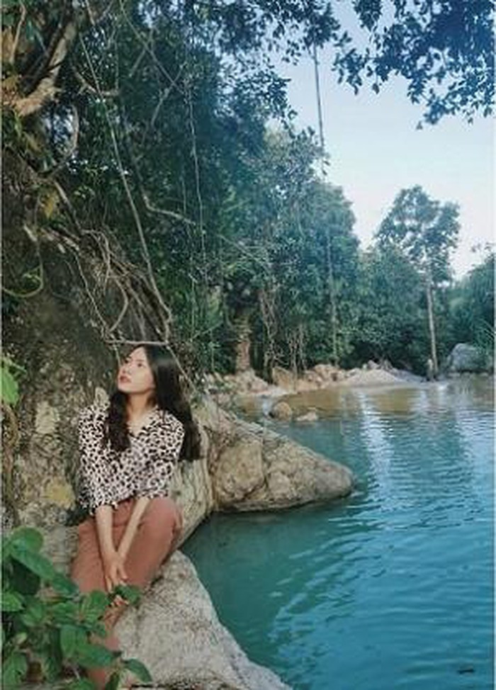 Suối Đá Long Mỹ là một thắng cảnh còn lắm hoang sơ, nhưng cũng lắm mỹ miều trong mắt lữ khách khi đến nơi này. Suối Đá Long Mỹ là một thắng cảnh còn lắm hoang sơ, nhưng cũng lắm mỹ miều trong mắt lữ khách khi đến nơi này.