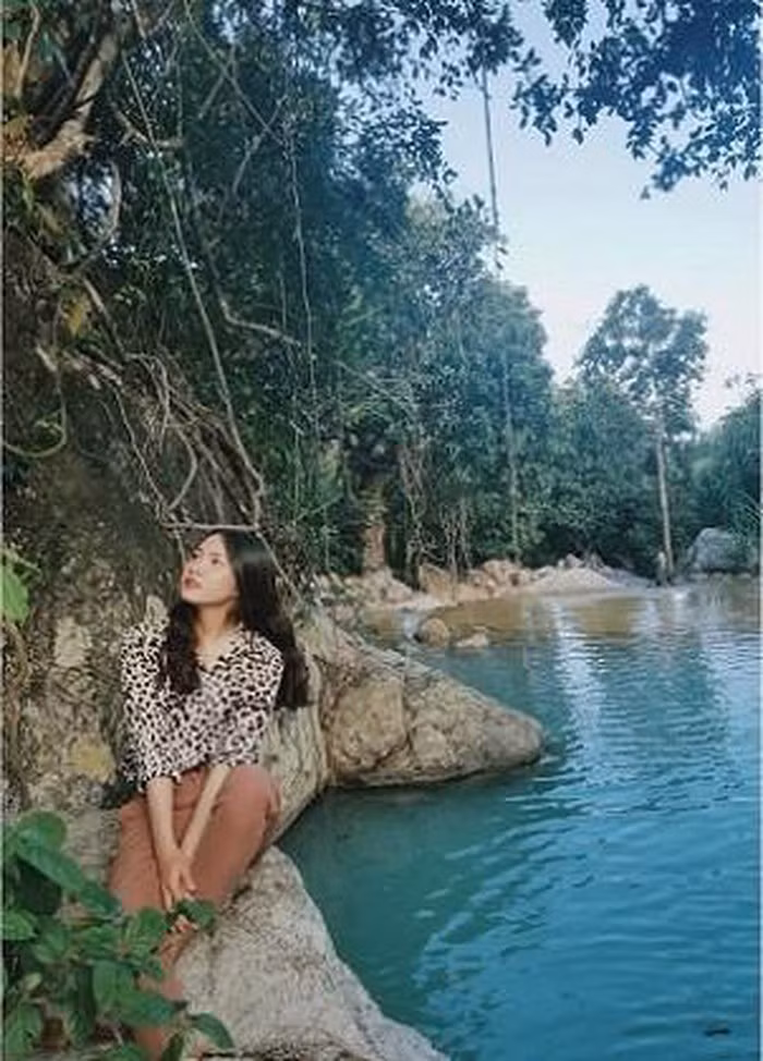 Suối Đá Long Mỹ là một thắng cảnh còn lắm hoang sơ, nhưng cũng lắm mỹ miều trong mắt lữ khách khi đến nơi này.