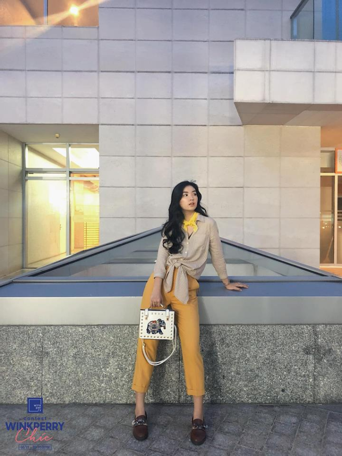 Chất liệu kaki mềm, đứng dáng mà vẫn nhẹ nhàng thanh thoát cũng được chị em ưu tiên khi chọn trang phục. Chất liệu kaki mềm, đứng dáng mà vẫn nhẹ nhàng thanh thoát cũng được chị em ưu tiên khi chọn trang phục.