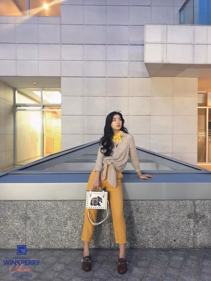 Chất liệu kaki mềm, đứng dáng mà vẫn nhẹ nhàng thanh thoát cũng được chị em ưu tiên khi chọn trang phục.