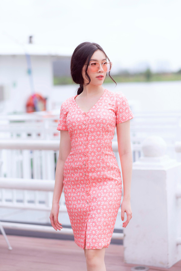 Các mẫu váy cài nút, váy liền thân cũng là sản phẩm lên ngôi ở mùa hè 2019. Dáng váy đơn giản, vừa mang lại nét thanh lịch vừa có khả năng tôn nét gợi cảm một cách ý nhị cho người mặc.  Các mẫu váy cài nút, váy liền thân cũng là sản phẩm lên ngôi ở mùa hè 2019. Dáng váy đơn giản, vừa mang lại nét thanh lịch vừa có khả năng tôn nét gợi cảm một cách ý nhị cho người mặc.